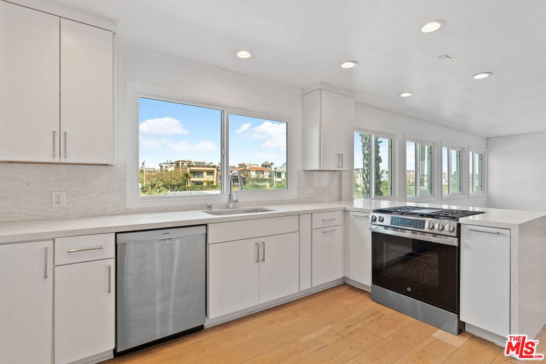 29 Lighthouse Street, Unit 2 Marina del Rey, CA 90292 - Photo 5 of 38