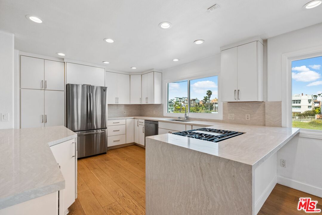 29 Lighthouse Street, Unit 2 Marina del Rey, CA 90292 - Photo 6 of 38