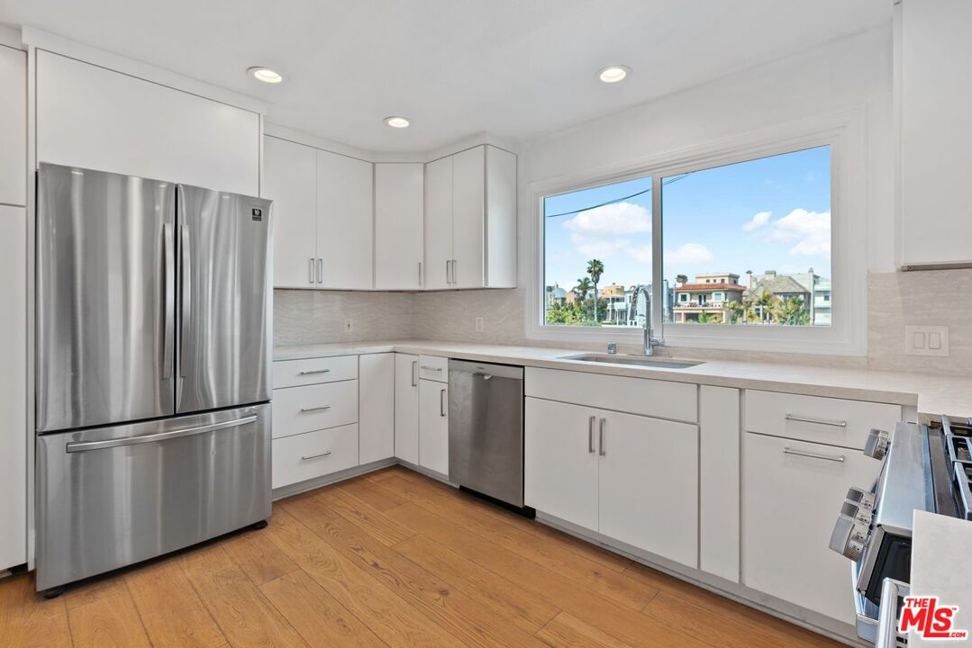 29 Lighthouse Street, Unit 2 Marina del Rey, CA 90292 - Photo 7 of 38