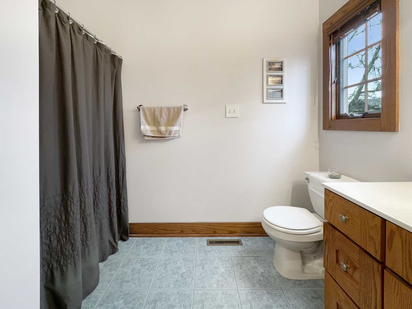 493 Aberdeen Drive Crete, IL 60417 - Photo 20 of 52 a bathroom with a sink and a toilet