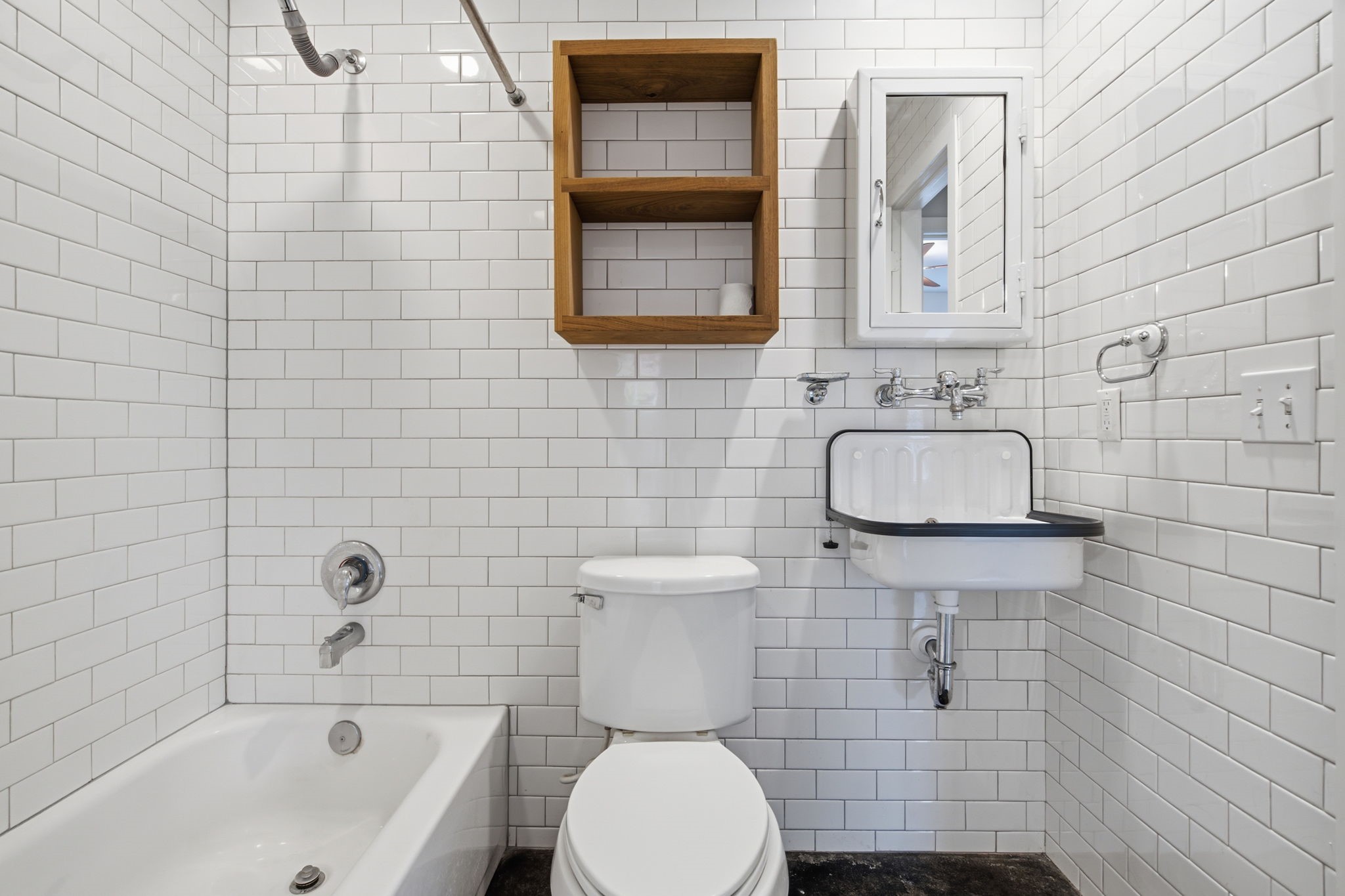 2934 Commerce Street Houston, TX 77003 - Photo 32 of 44 a bathroom with a toilet a sink and mirror
