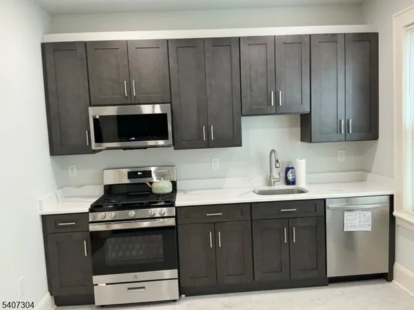 $2,700 | 176 Weequahic Avenue, Unit 2, Newark, NJ 07112