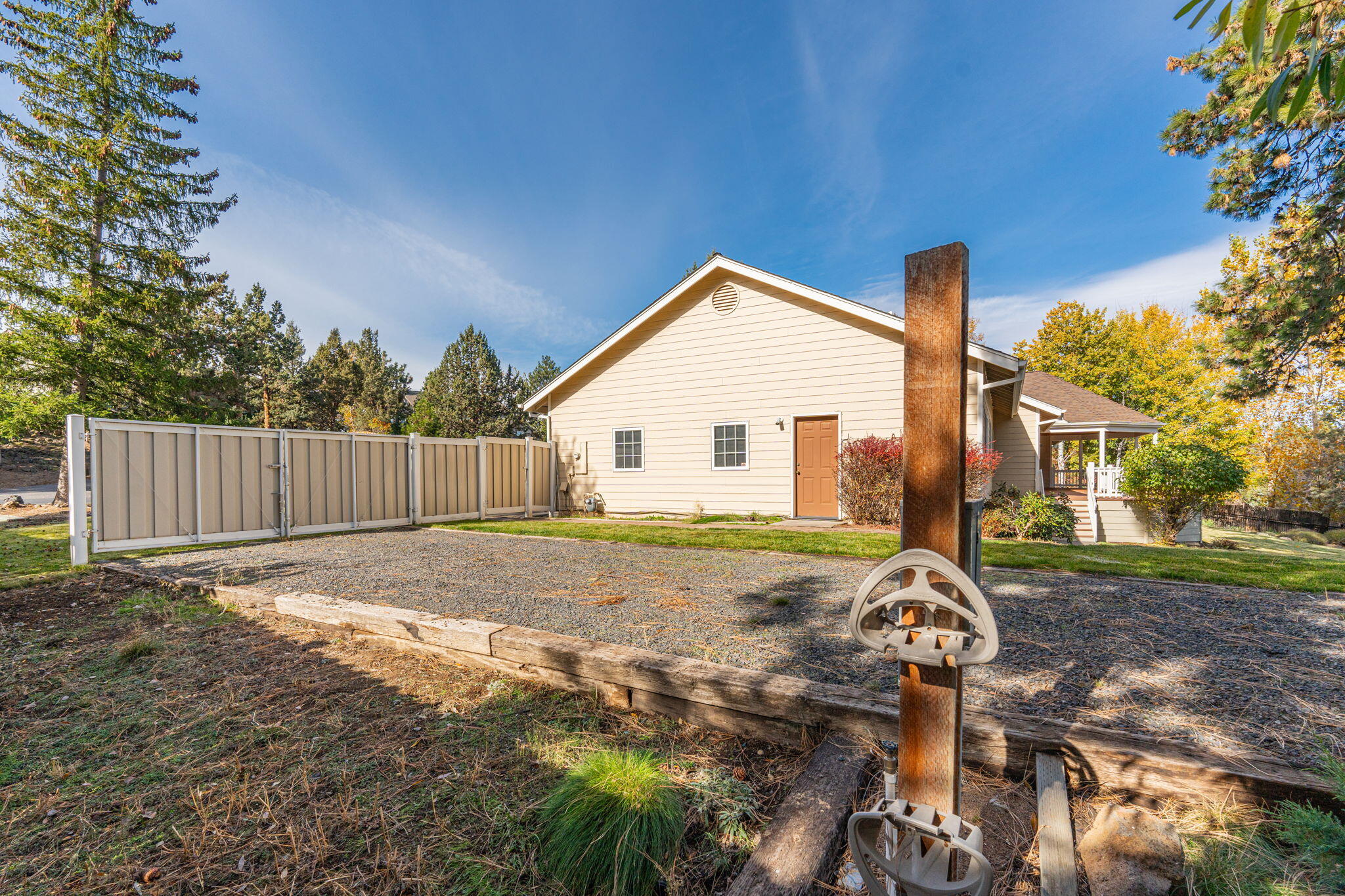 61504 Southeast Hill Ridge Road Bend, OR 97702 - Photo 60 of 70 a backyard of a house with table and chairs