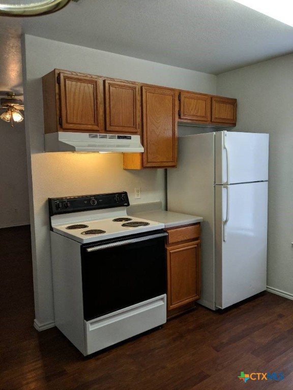 1114 Horizon Drive, Unit C Killeen, TX 76549 - Photo 3 of 5 a stove top oven sitting inside of a kitchen