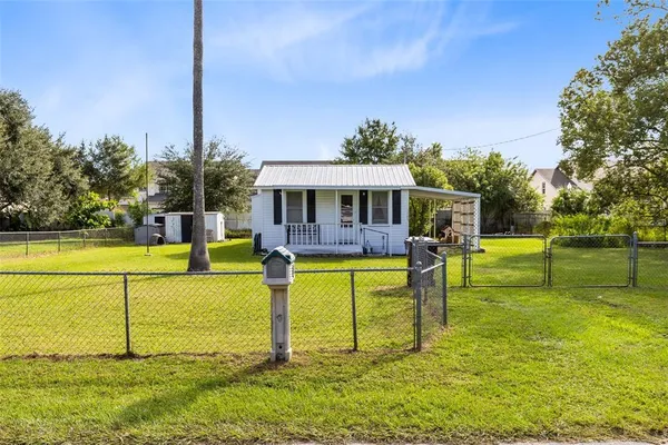 a view of an house with swimming pool and yard