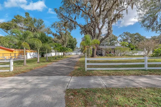 a view of yard with green space