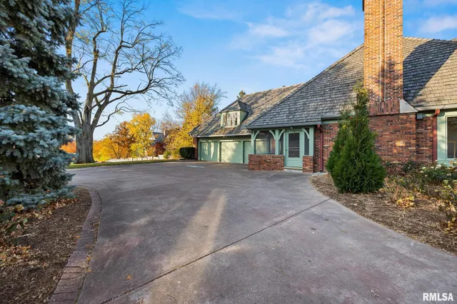 $750,000 | 4755 North Grandview Drive, Peoria Heights, IL 61616