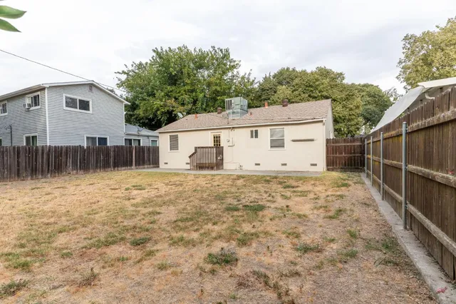 a view of a house with backyard and garden