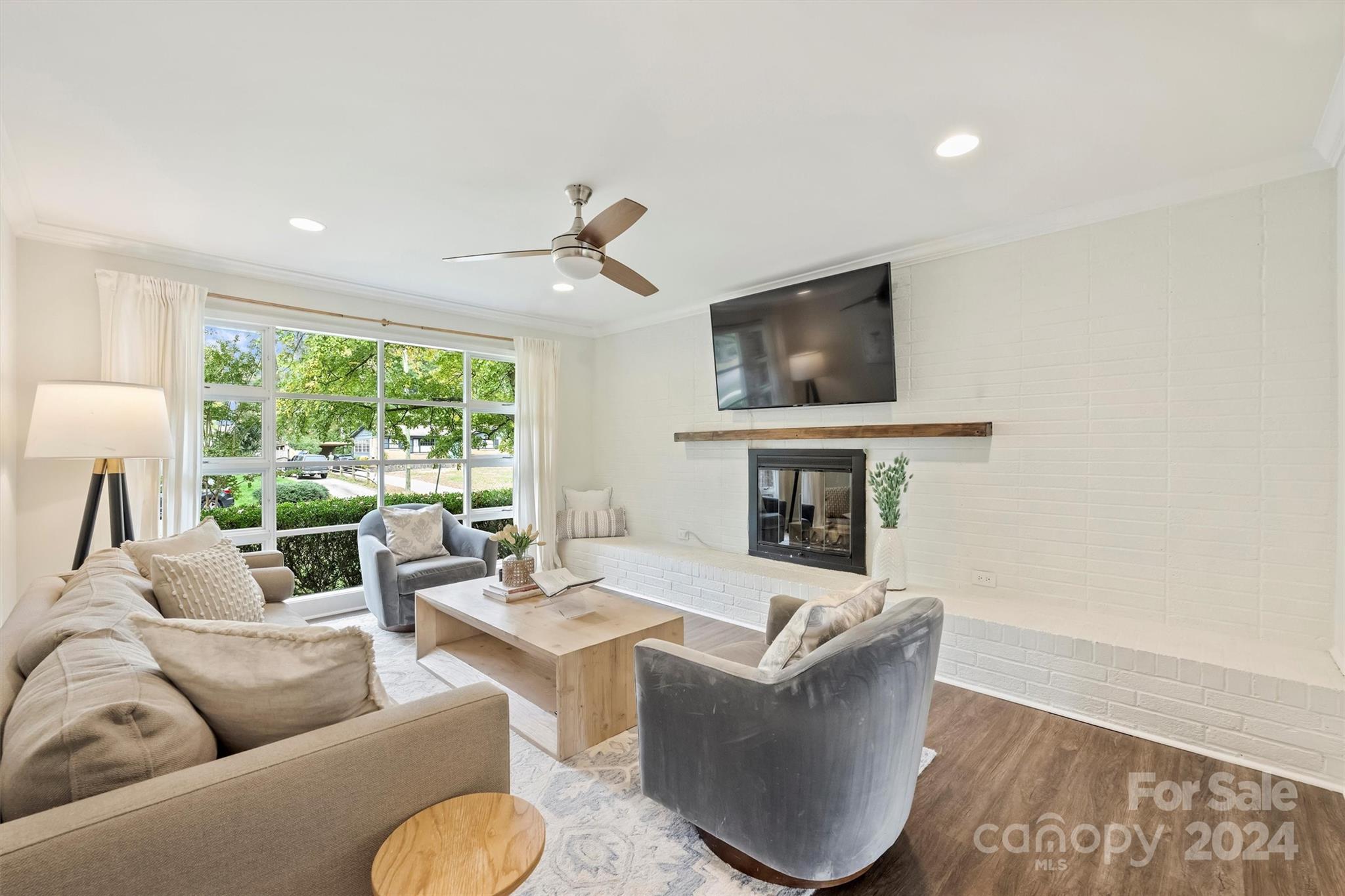 5501 Seacroft Road Charlotte, NC 28210 - Photo 16 of 37 a living room with furniture and a flat screen tv