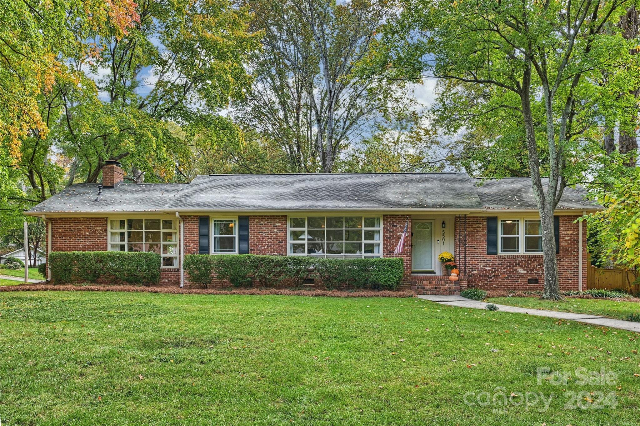 5501 Seacroft Road Charlotte, NC 28210 - Photo 2 of 37 front view of a house and a yard