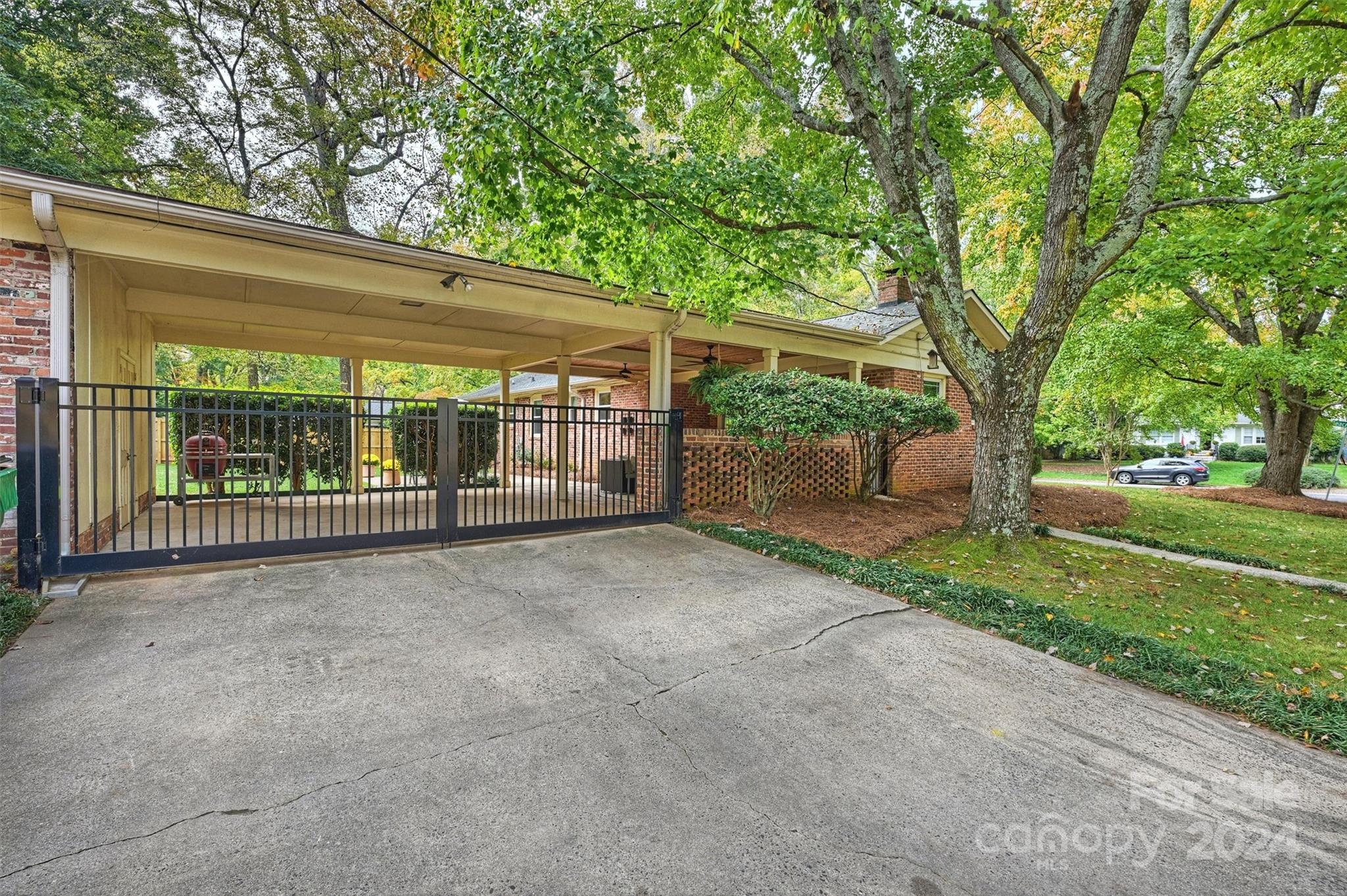 5501 Seacroft Road Charlotte, NC 28210 - Photo 3 of 37 a view of outdoor space with backyard