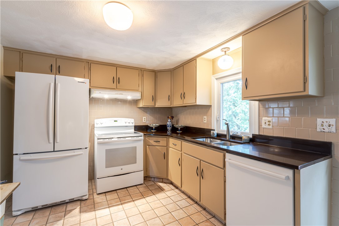 38 Landon Road Warwick, RI 02888 - Photo 15 of 37 Gallery Image 15