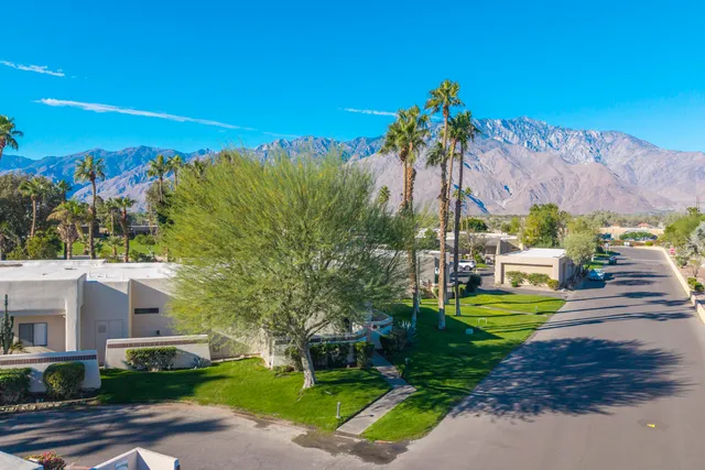 a picture of a table and chairs