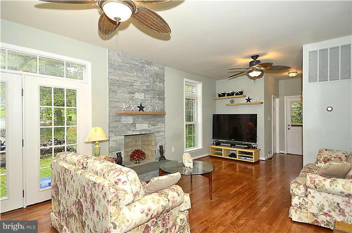 1505 Grace Church Road Silver Spring, MD 20910 - Photo 8 of 29 Family Room