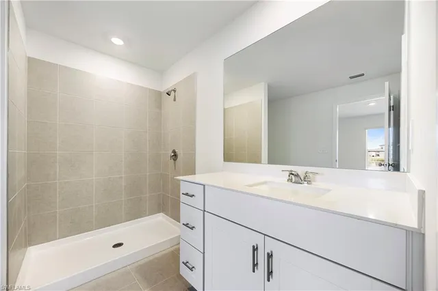 a view of entryway with bathroom