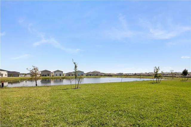a view of a house with backyard