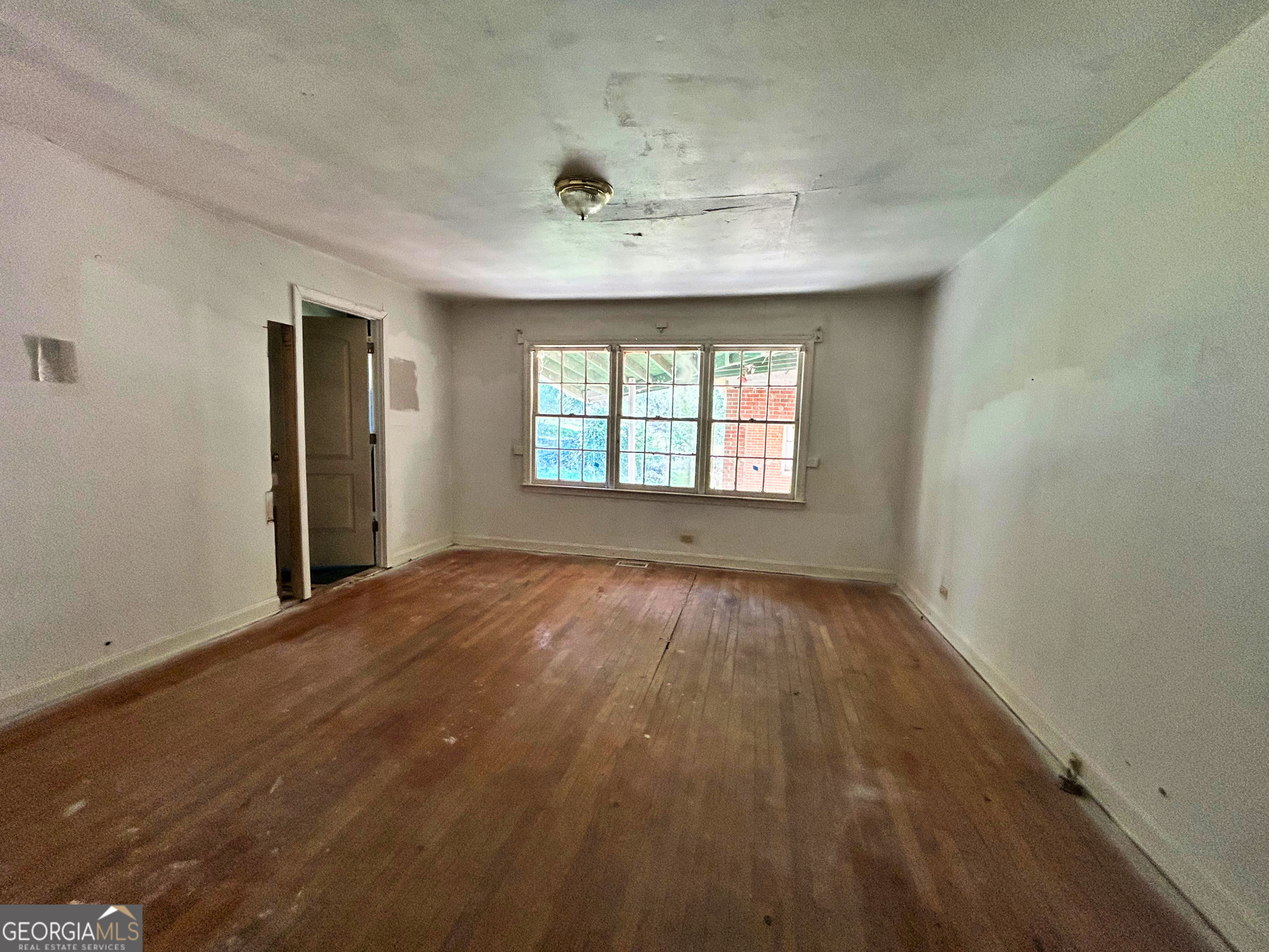 806 Magnolia Drive Macon, GA 31217 - Photo 13 of 25 an empty room with a window