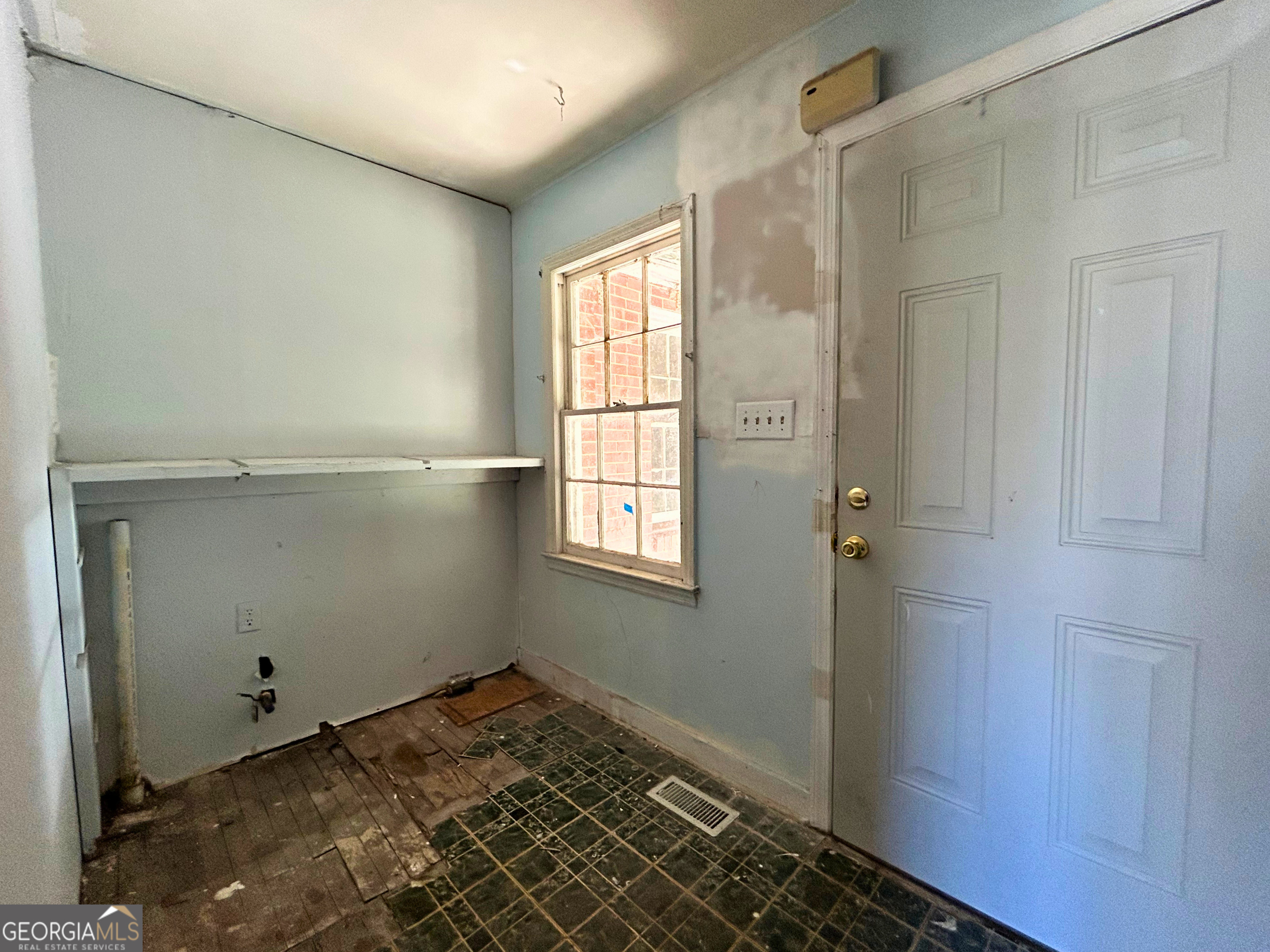 806 Magnolia Drive Macon, GA 31217 - Photo 17 of 25 a room that has a bed in it