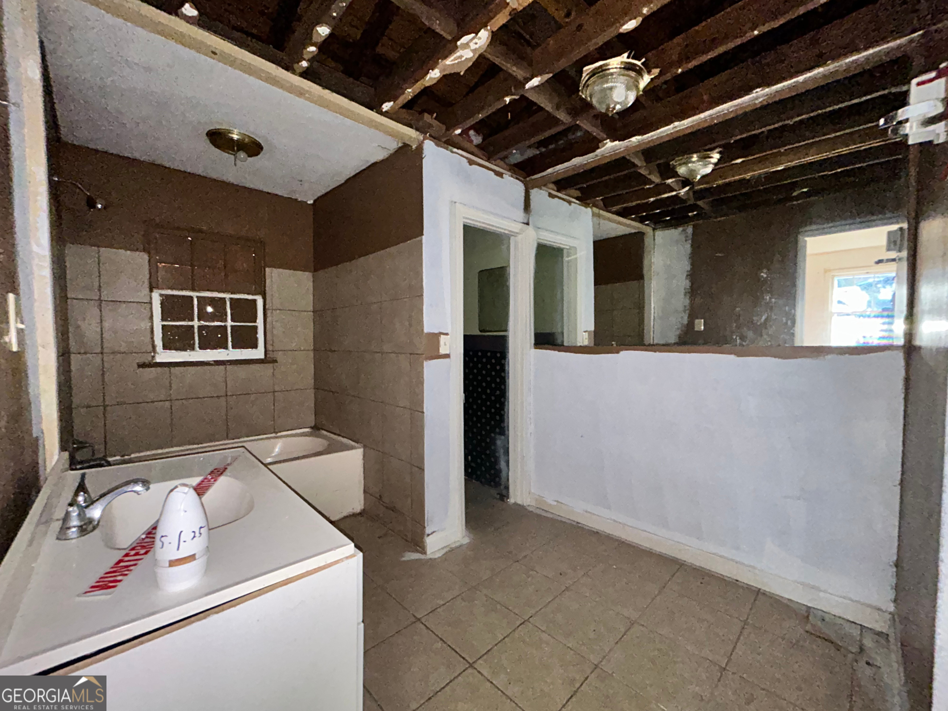 806 Magnolia Drive Macon, GA 31217 - Photo 18 of 25 a utility room with dryer and washer