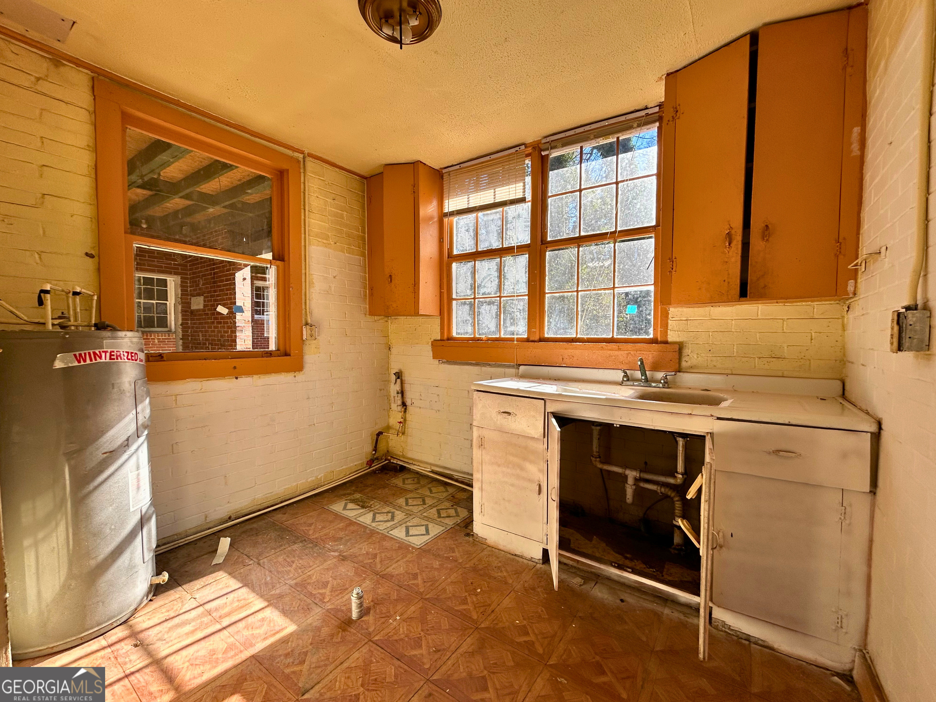 806 Magnolia Drive Macon, GA 31217 - Photo 24 of 25 a view of utility room and windows