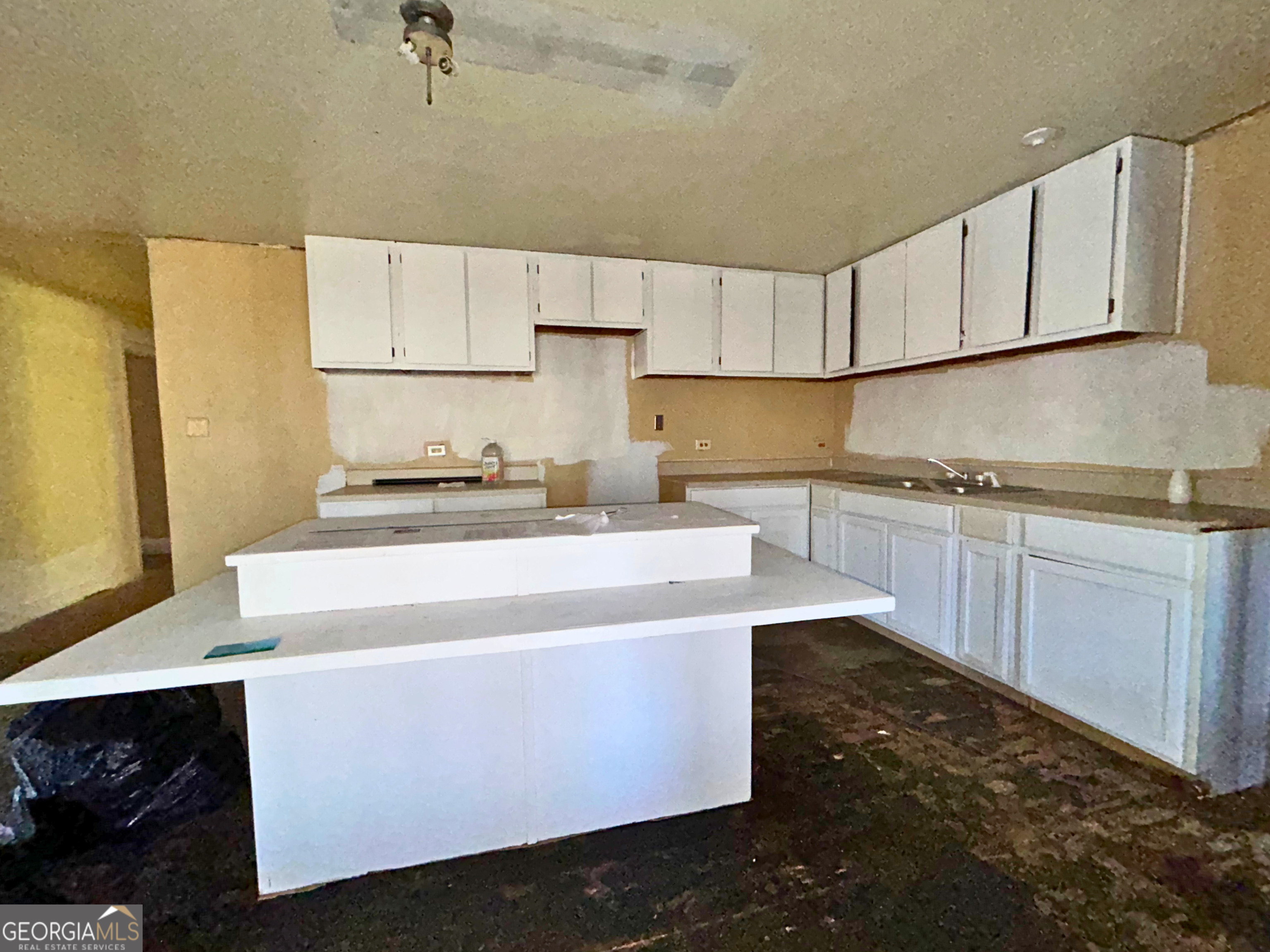 806 Magnolia Drive Macon, GA 31217 - Photo 8 of 25 a kitchen with stainless steel appliances a sink stove and cabinets
