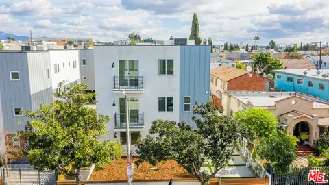 $3,208 | 1238 1/2 North Beachwood Drive, Los Angeles, CA 90038