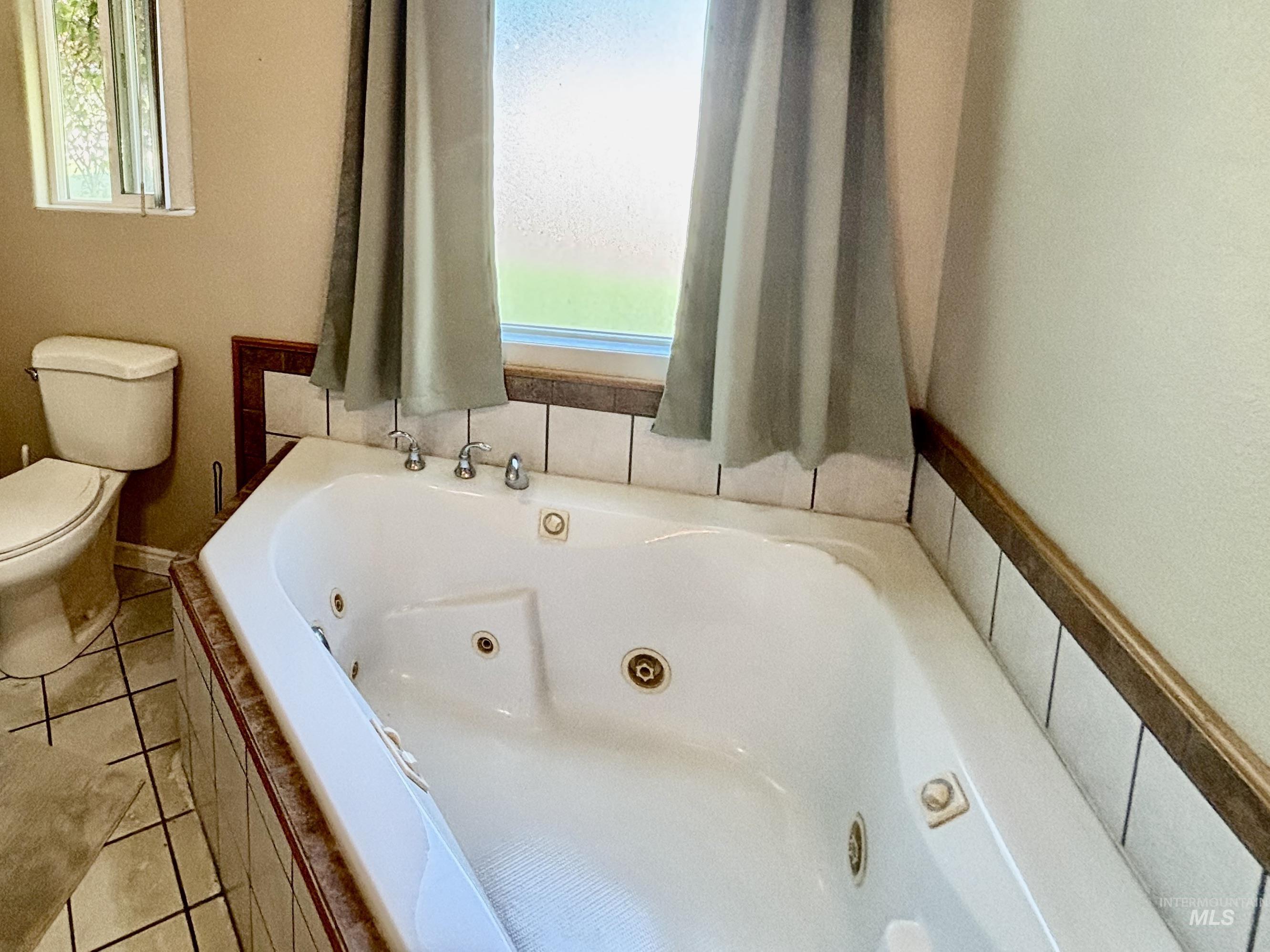 23626 Boise River Road Caldwell, ID 83607 - Photo 22 of 49 Spacious corner jetted tub with tile surround and chrome fixtures