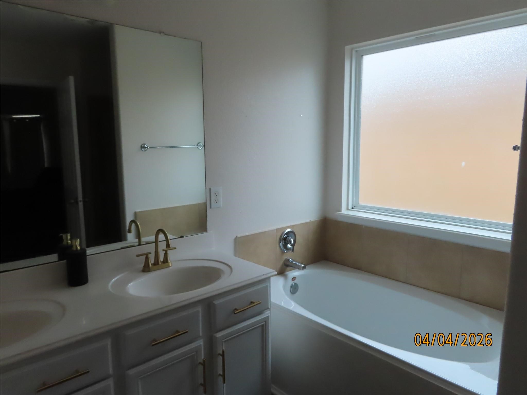 15631 South Fall Fern Circle Houston, TX 77044 - Photo 19 of 25 Primary suite featuring a tub and separate walk-in shower for added comfort and convenience.