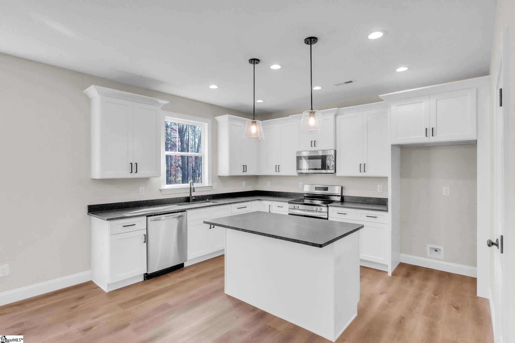 521 Burton Road Greer, SC 29651 - Photo 7 of 33