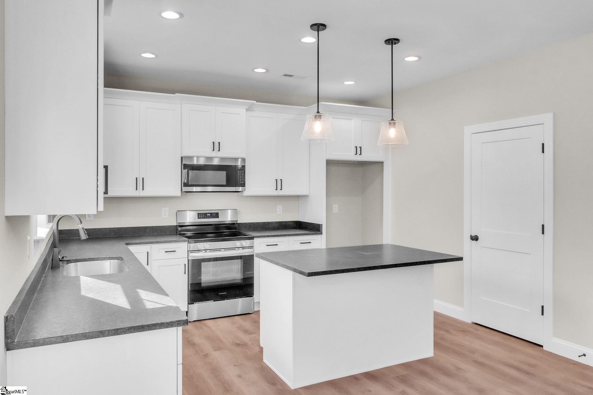 521 Burton Road Greer, SC 29651 - Photo 9 of 33