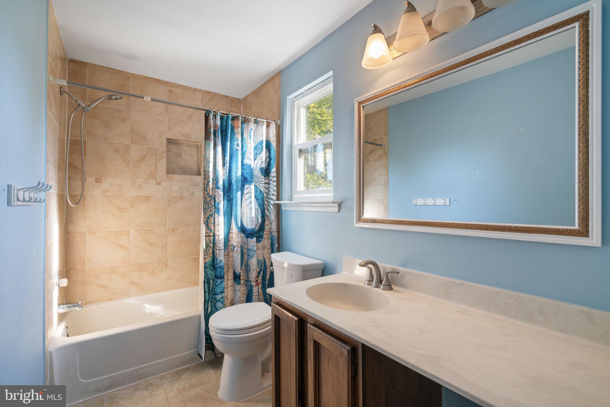 4301 Pleasant Valley Road Chantilly, VA 20151 - Photo 11 of 28 Main level full bath