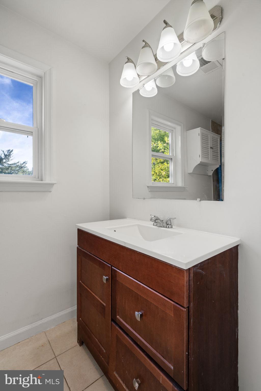 4301 Pleasant Valley Road Chantilly, VA 20151 - Photo 18 of 28 Upper level full bathroom