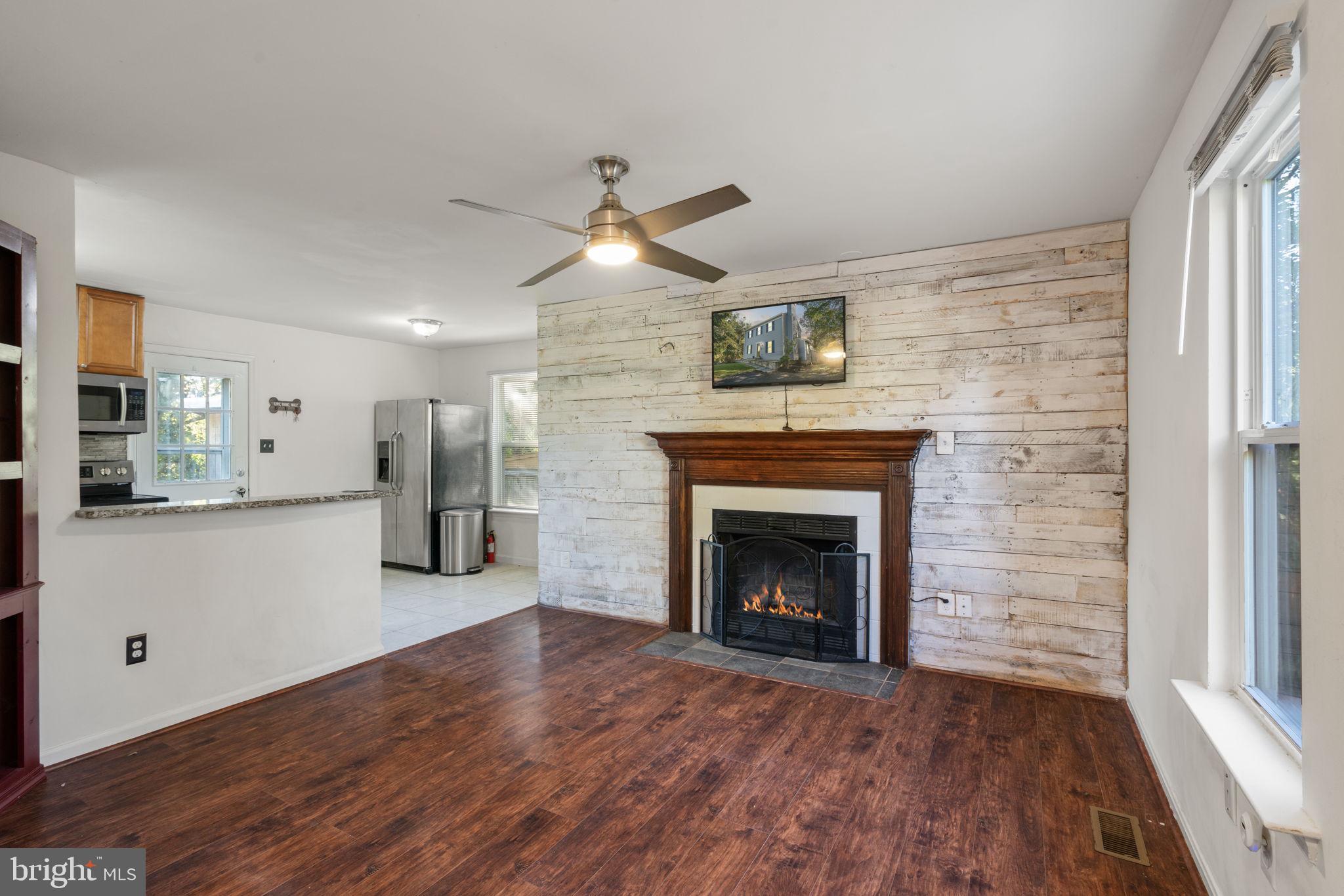 4301 Pleasant Valley Road Chantilly, VA 20151 - Photo 4 of 28 Livingroom