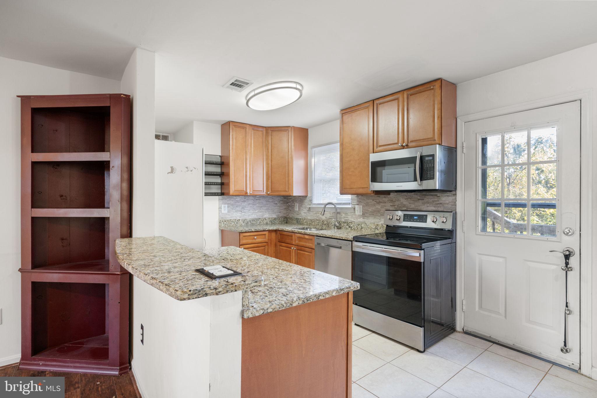 4301 Pleasant Valley Road Chantilly, VA 20151 - Photo 8 of 28 Spacious Kitchen
