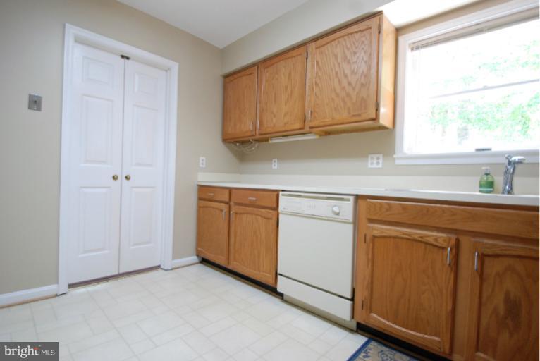 972 Riversedge Circle Annapolis, MD 21401 - Photo 7 of 19 Kitchen