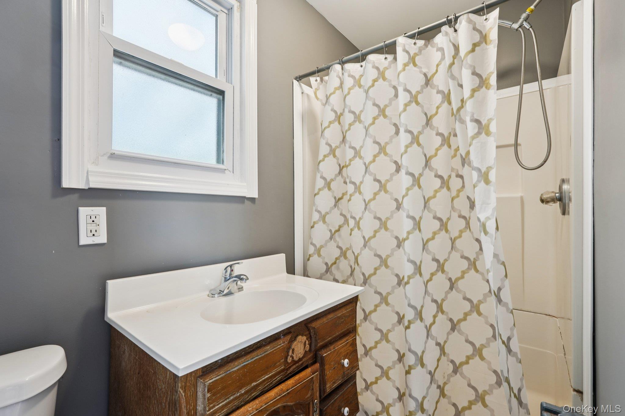 334 Union Avenue Peekskill, NY 10566 - Photo 10 of 20 1st floor primary bathroom