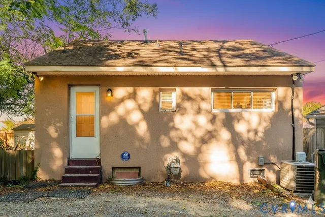 a front view of house with yard