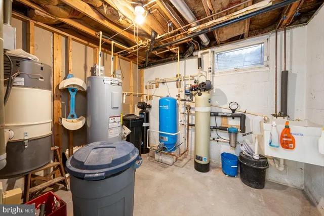 a view of empty room with floor to ceiling window next to a yard