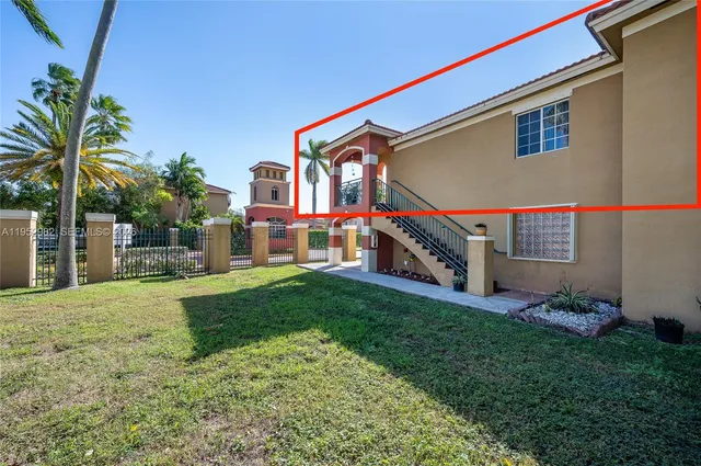 a view of backyard of the house