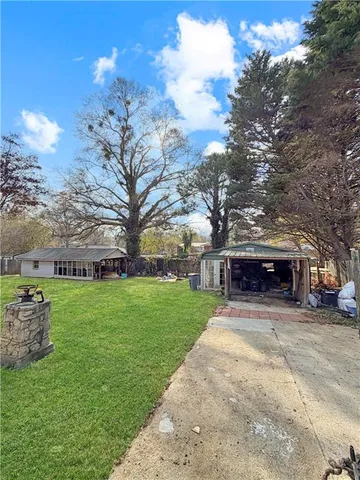 a view of a house with a yard