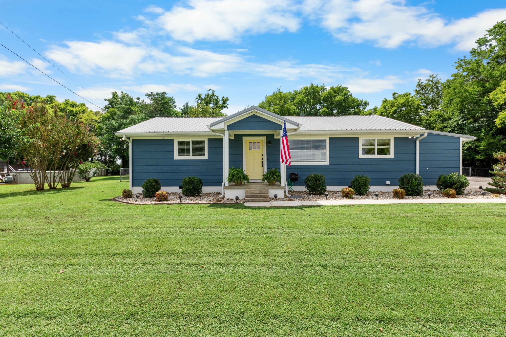 294 McDale Road Shelbyville, TN 37160 - Photo 2 of 47 a front view of house with yard and green space