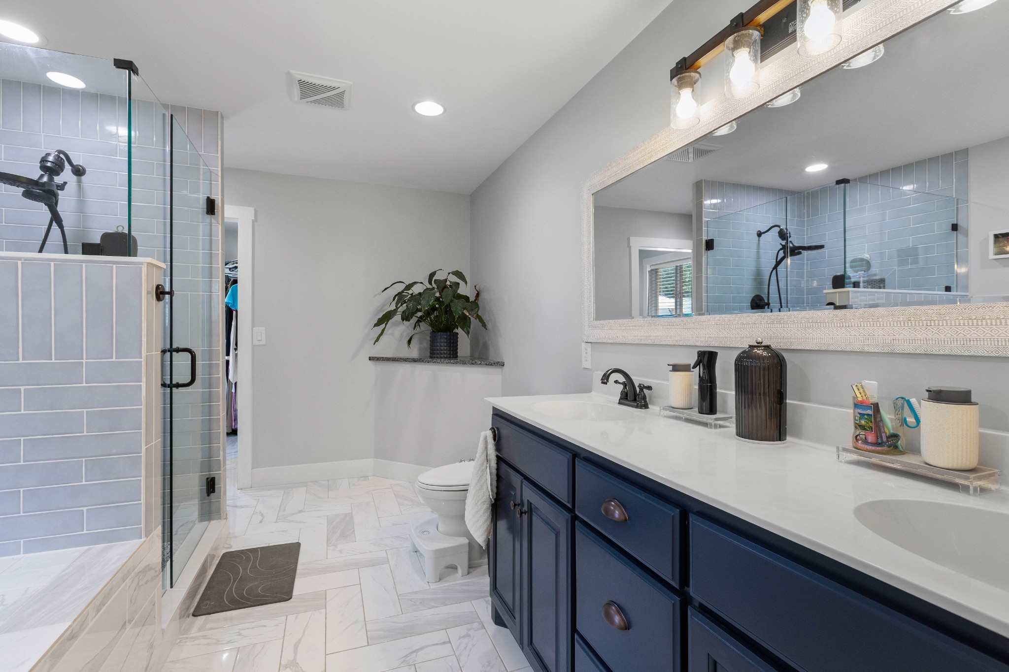 294 McDale Road Shelbyville, TN 37160 - Photo 25 of 47 a bathroom with a tub sink and mirror