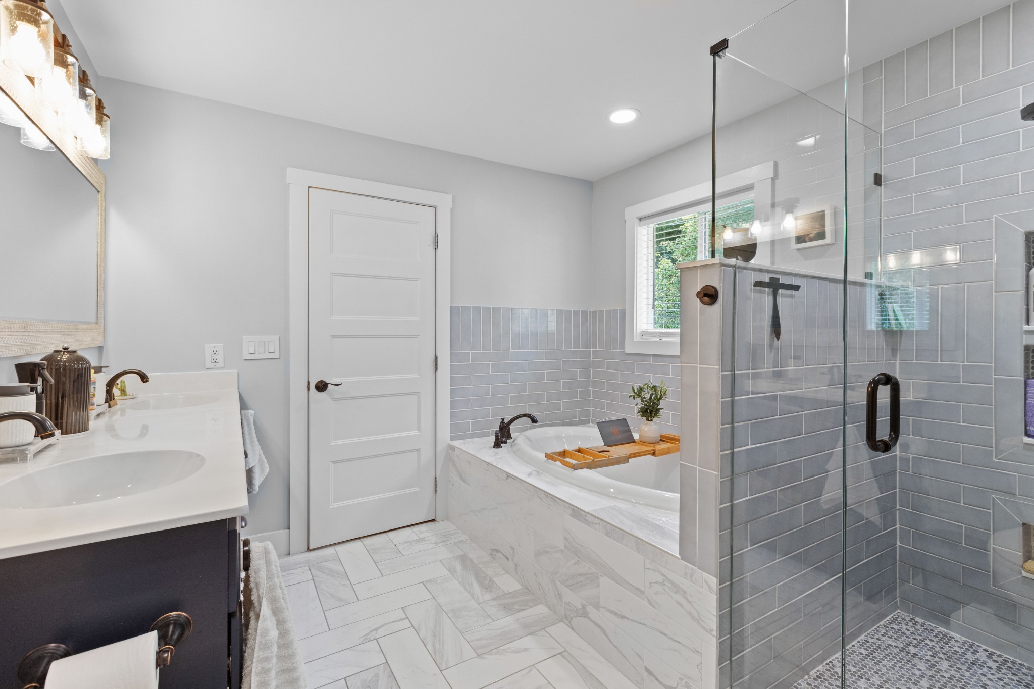 294 McDale Road Shelbyville, TN 37160 - Photo 28 of 47 a bathroom with a bathtub and a sink