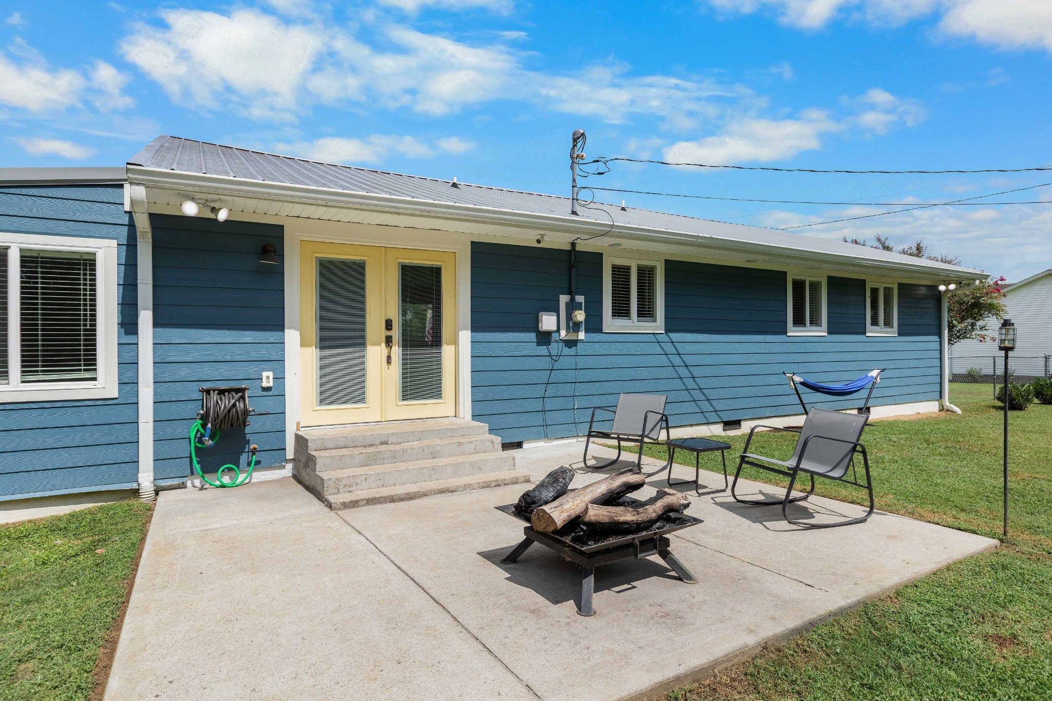 294 McDale Road Shelbyville, TN 37160 - Photo 40 of 47 a view of a patio with table and chairs and a yard