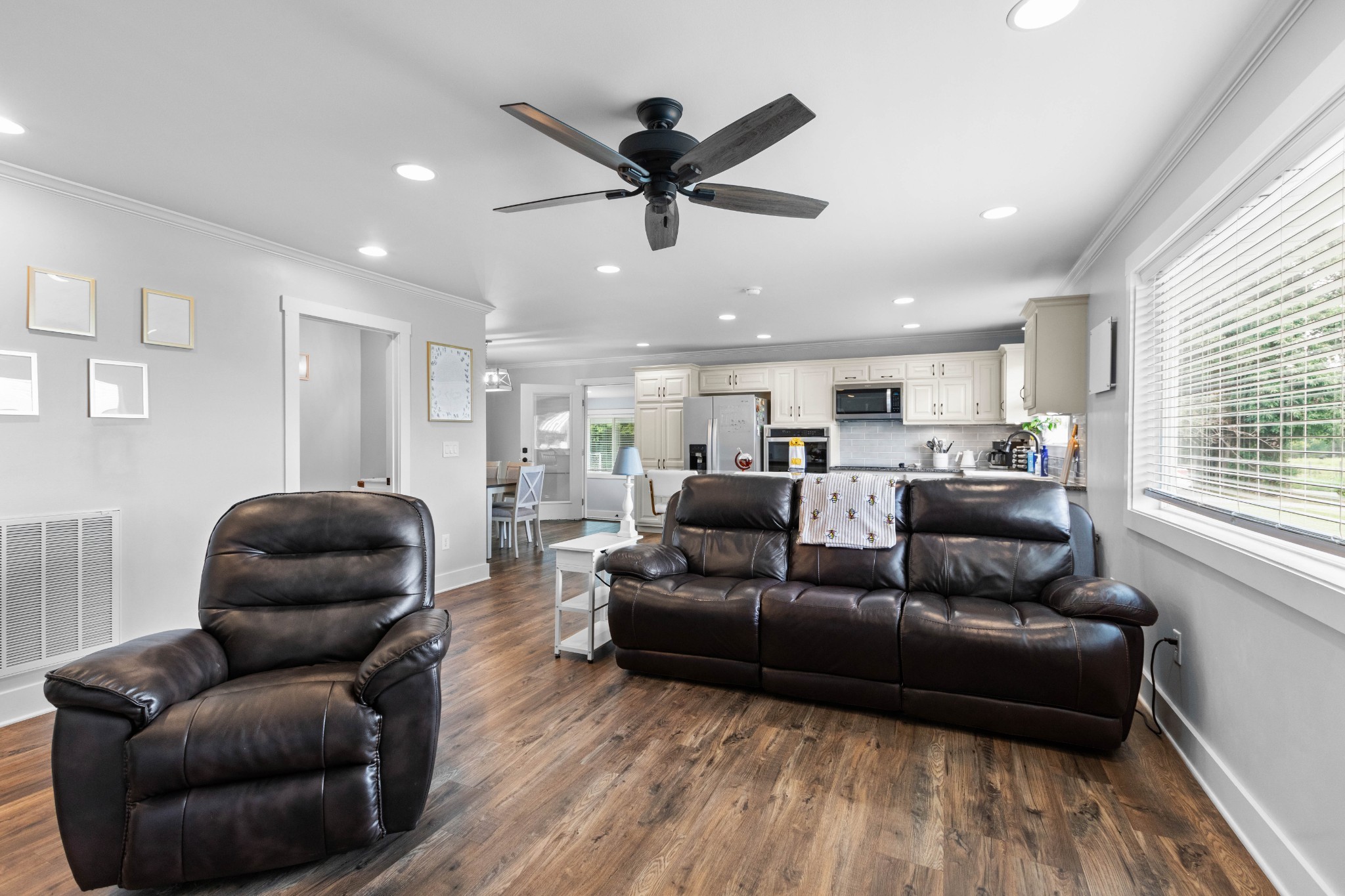 294 McDale Road Shelbyville, TN 37160 - Photo 7 of 47 a living room with furniture and a ceiling fan