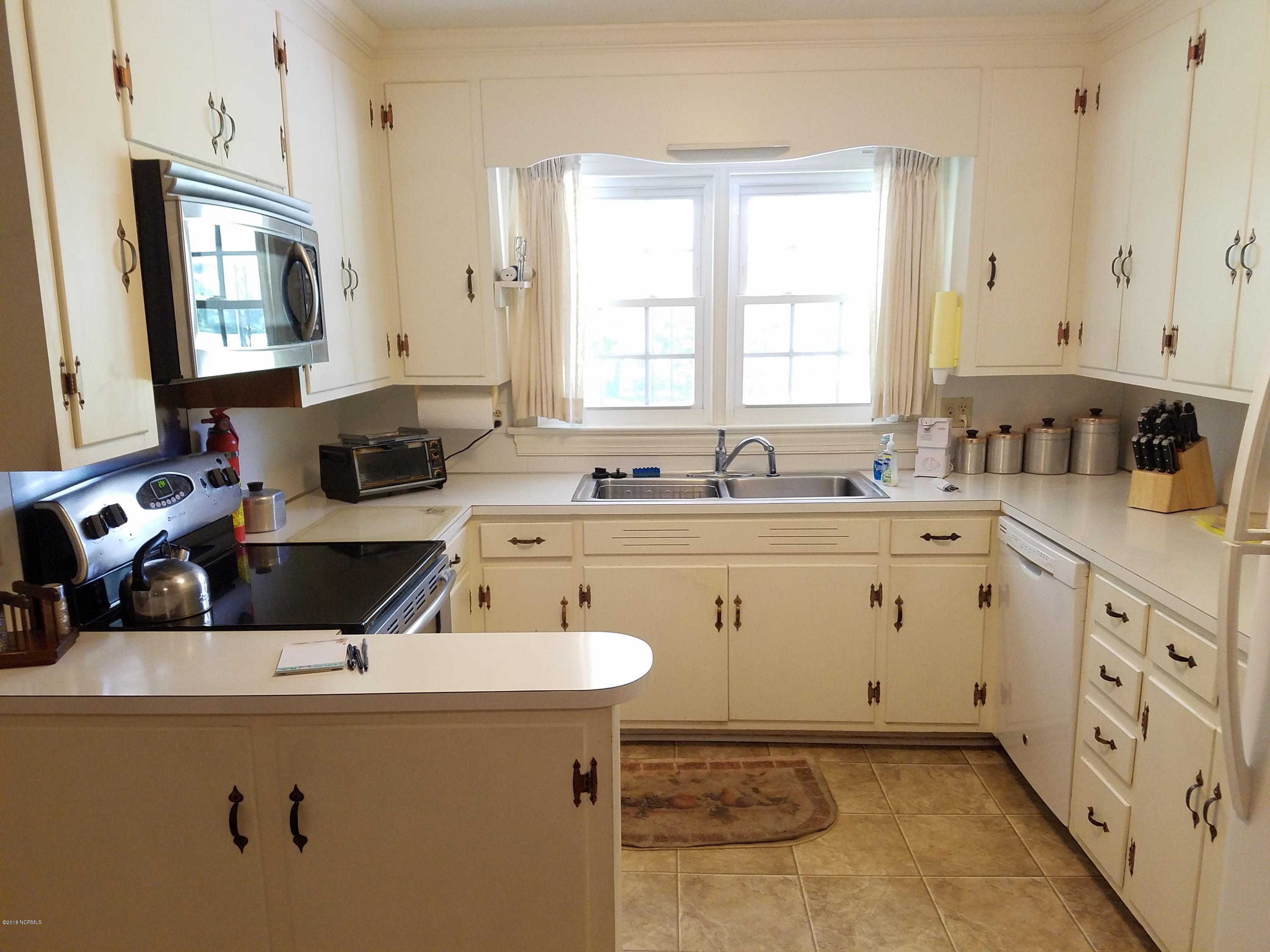 731 Cobb Road Kinston, NC 28501 - Photo 14 of 25 Kitchen