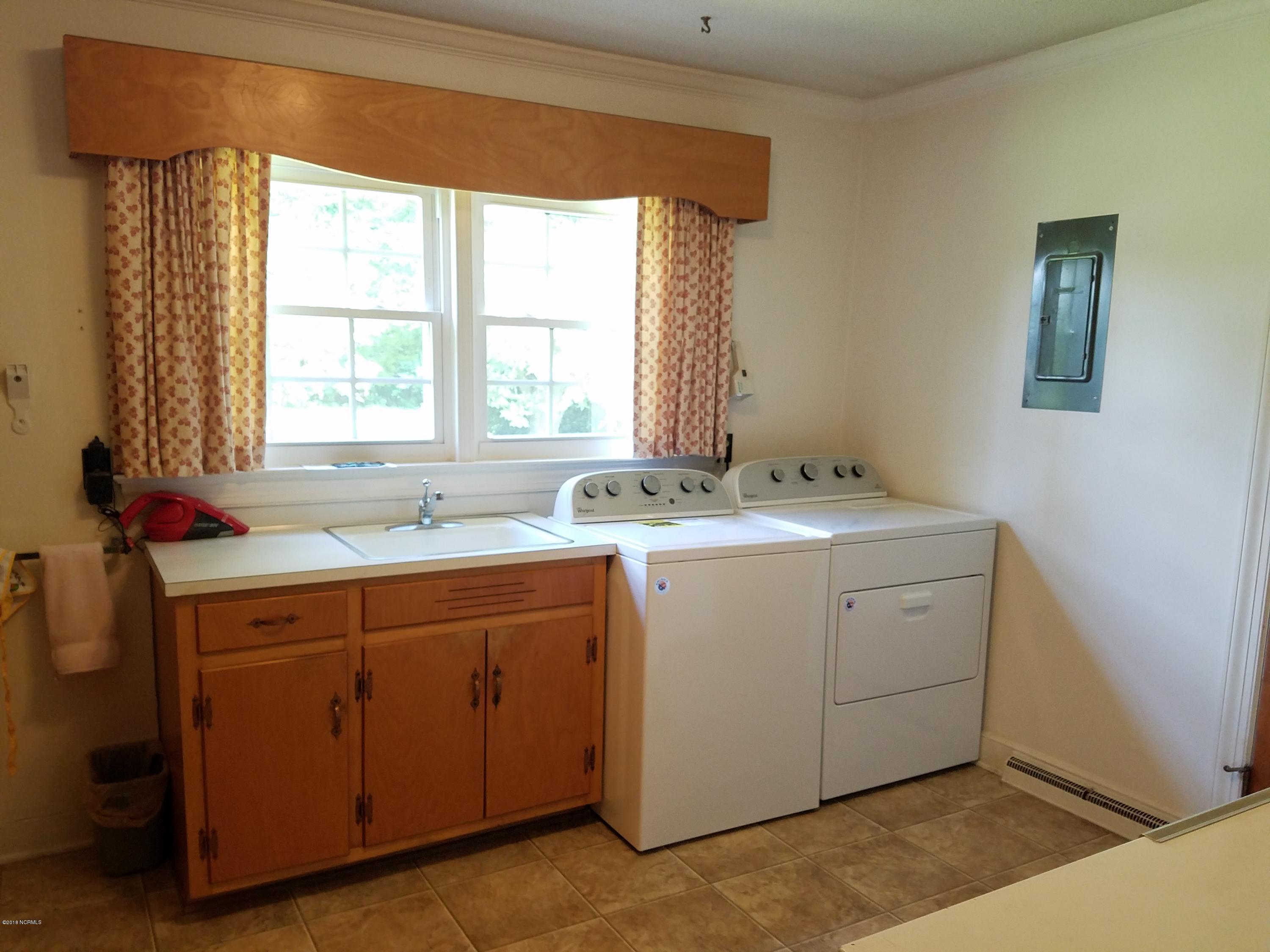 731 Cobb Road Kinston, NC 28501 - Photo 15 of 25 Laundry Room