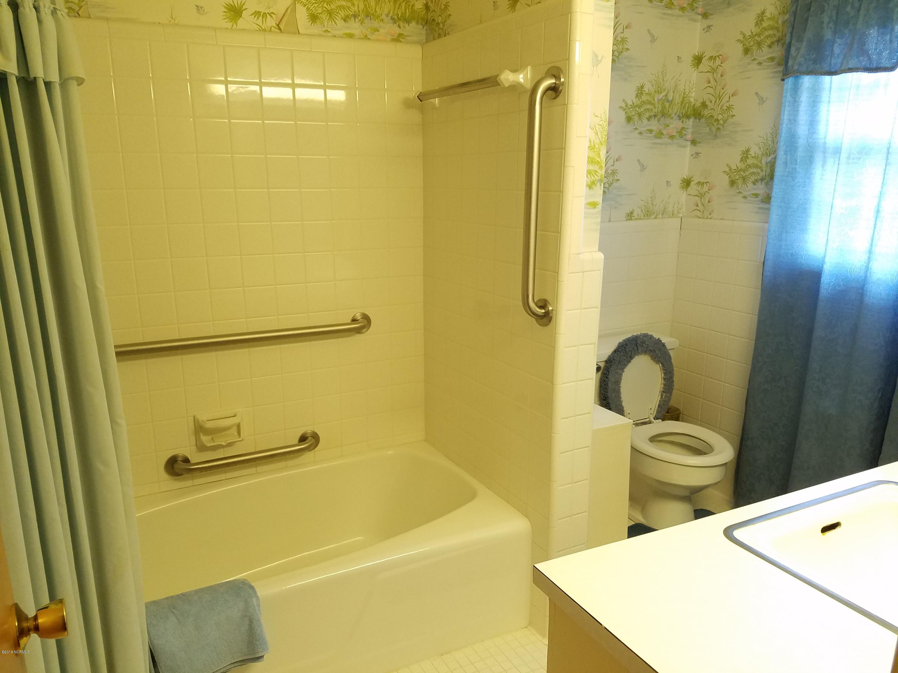 731 Cobb Road Kinston, NC 28501 - Photo 20 of 25 Master Bath