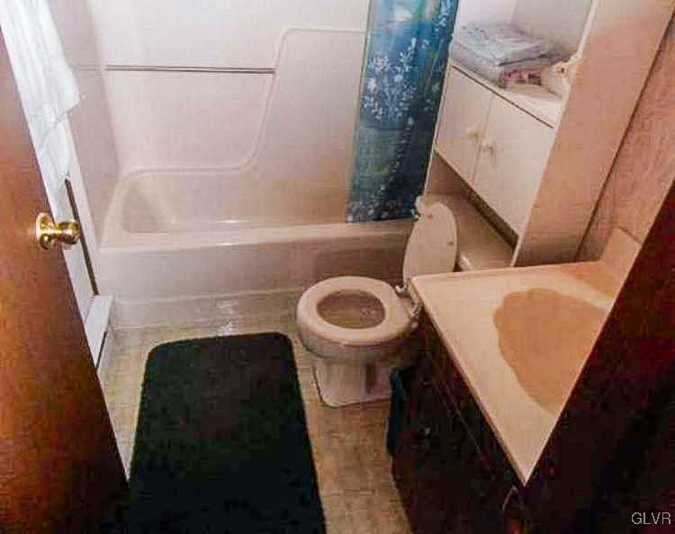 124 Bull Run Long Pond, PA 18334 - Photo 6 of 13 a bathroom with a sink and toilet