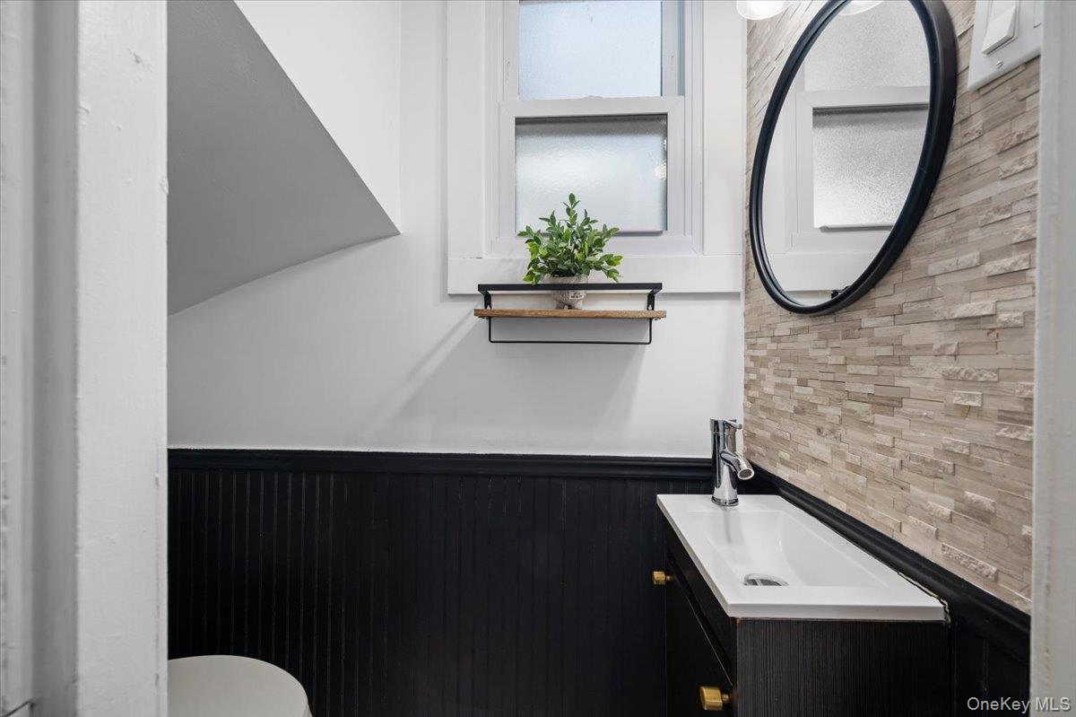 25 Whitewood Avenue New Rochelle, NY 10805 - Photo 15 of 24 The Powder Room